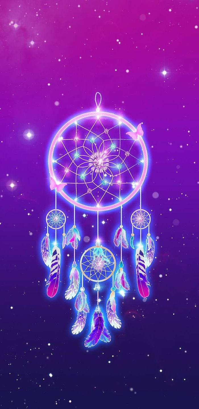 酷炫星系 桌布 壁紙 — 一個發光的捕夢網，帶有霓虹羽毛和蝴蝶，懸掛在星光燦爛的紫色銀河天空。