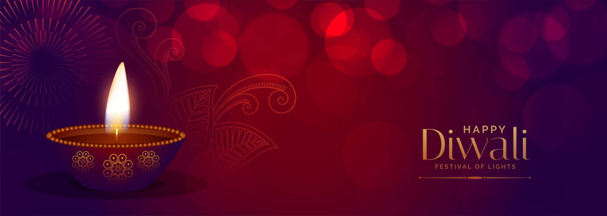 排燈節 桌布 壁紙 — 一個發光的排燈節油燈，帶有金色圖案，放在豐富的紅色散景背景上，配有節日煙火和文字。