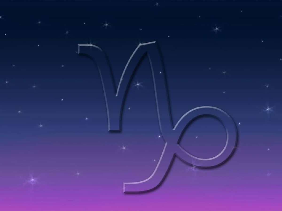 摩羯座 桌布 壁紙 — 一個發光的摩羯座星座符號漂浮在從深藍色過渡到紫色的星空暮色天空中。