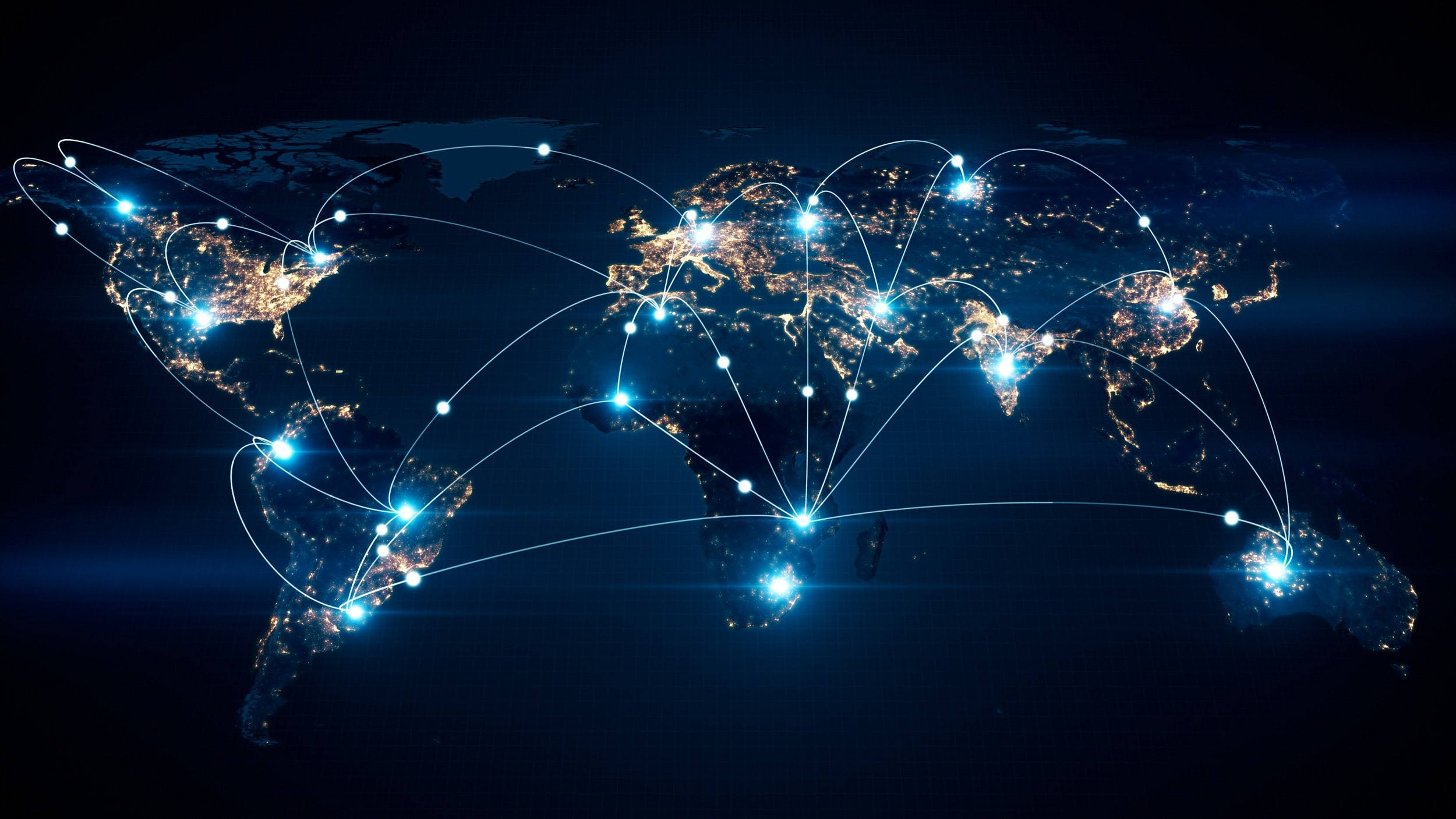 Connect 桌布 壁紙 — 一個發光的數位網路在夜間連接黑暗世界地圖上被照亮的城市。