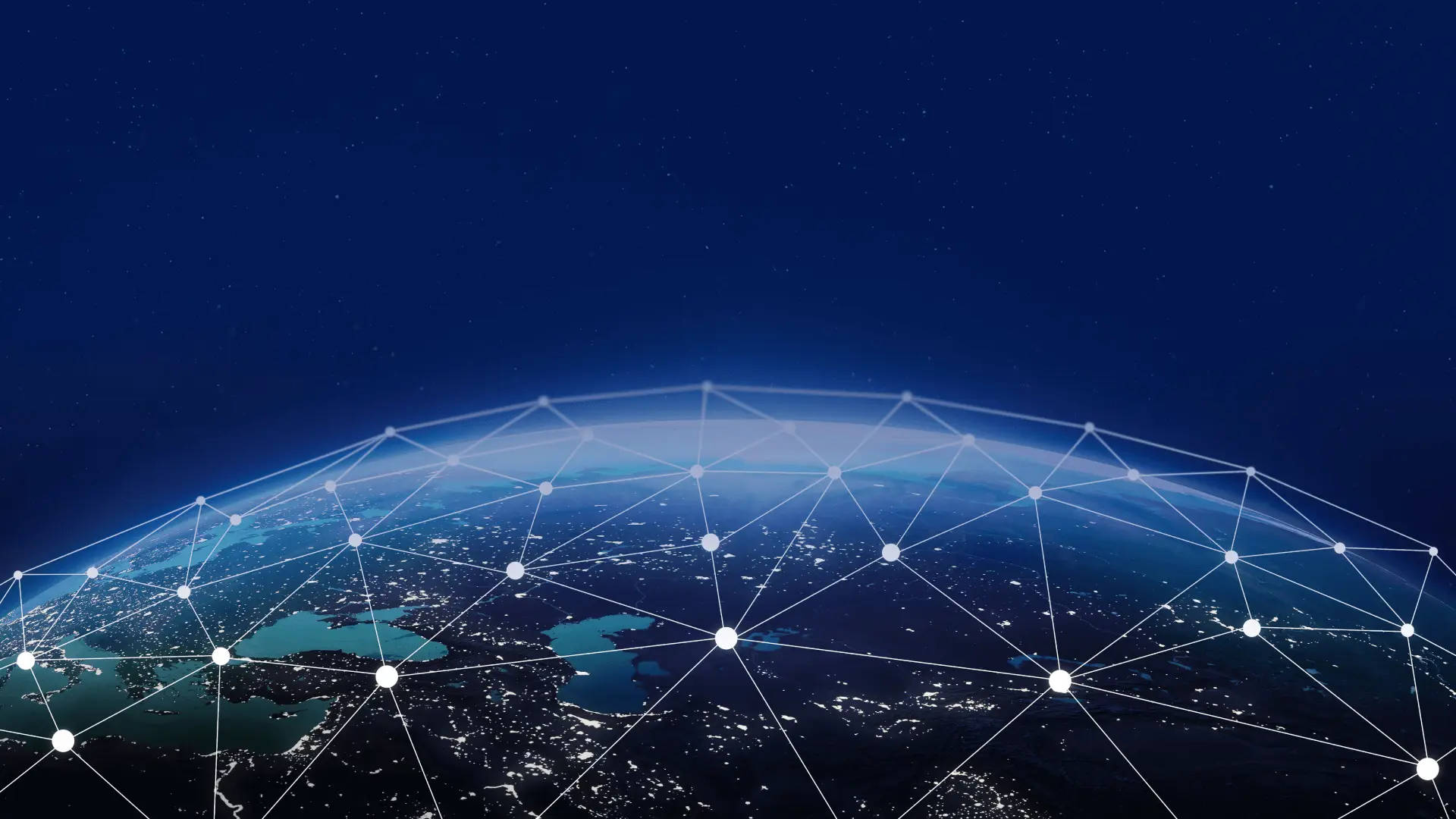Communication 桌布 壁紙 — 一個發光的數位網路覆蓋著夜晚的地球，以白色線條連接城市，背景是星空。