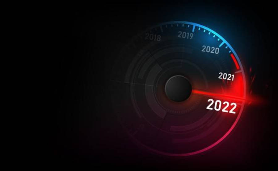 Speed 桌布 壁紙 — 一個發光的數位速度計在深色背景上以紅色突出顯示2022年，而2018年至2021年的年份逐漸消失在過去中。