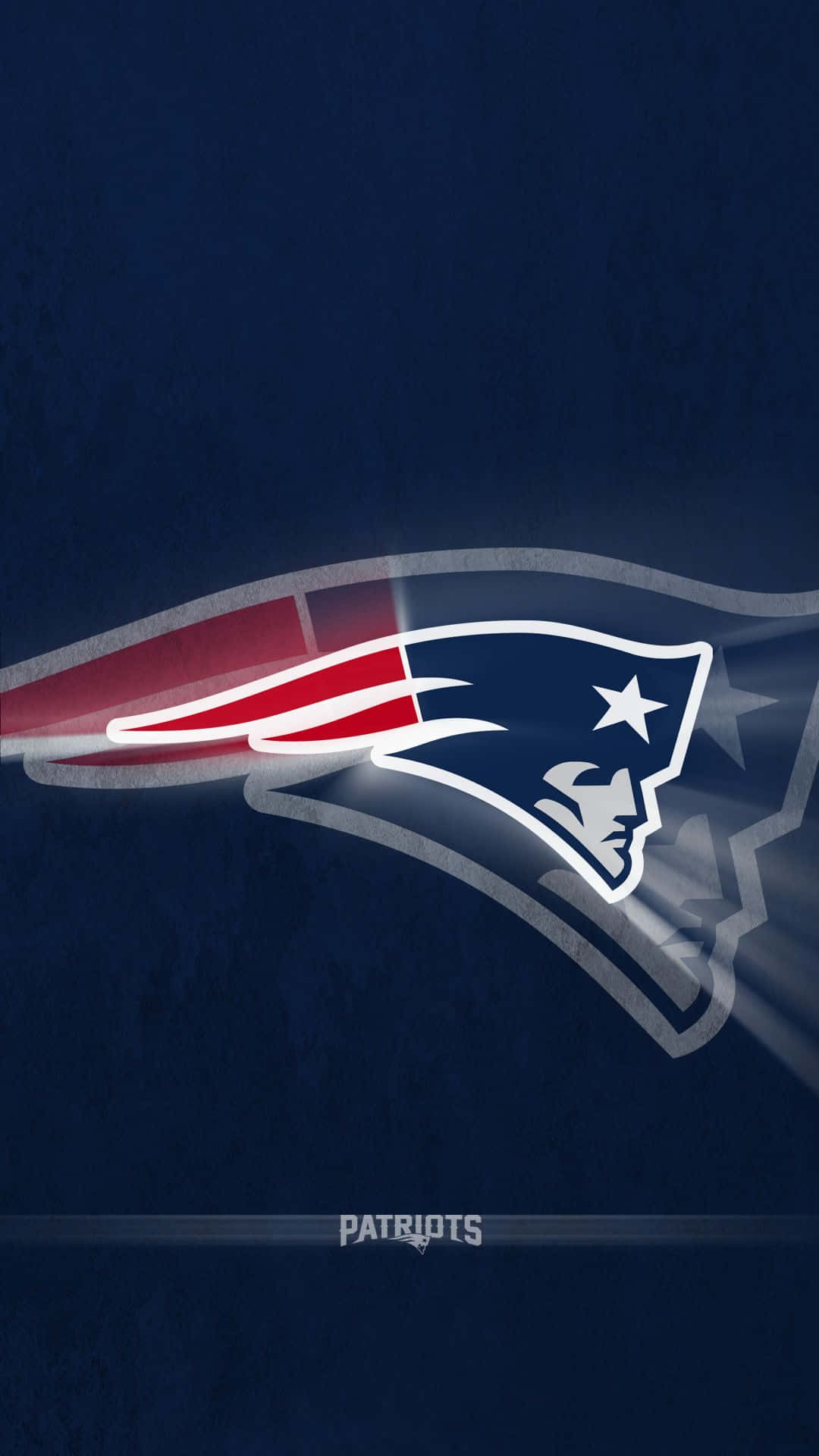 Patriots 桌布 壁紙 — 一個發光的新英格蘭愛國者隊標誌，帶有紅、白、藍條紋，背景為有紋理的深藍色。