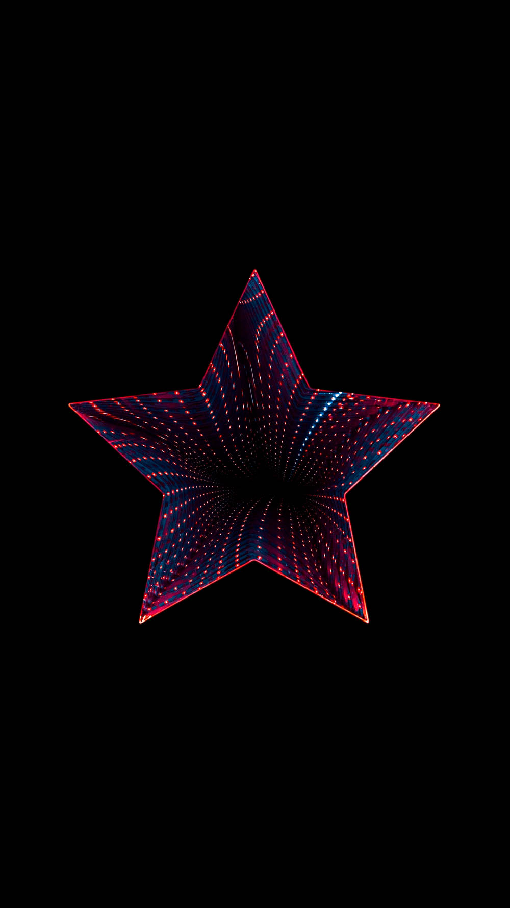 Red Star 桌布 壁紙 — 一個發光的星形隧道，紅色和藍色的燈光在黑色背景中逐漸消失在黑暗裡。