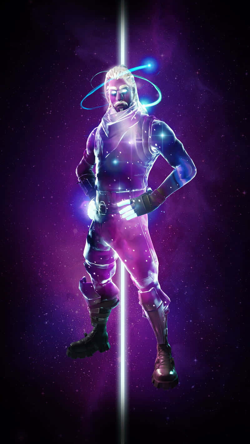 Fortnite Galaxy 桌布 壁紙 — 一個發光的未來戰士自信地站在宇宙紫色星雲中，一道耀眼的光束穿透而過。
