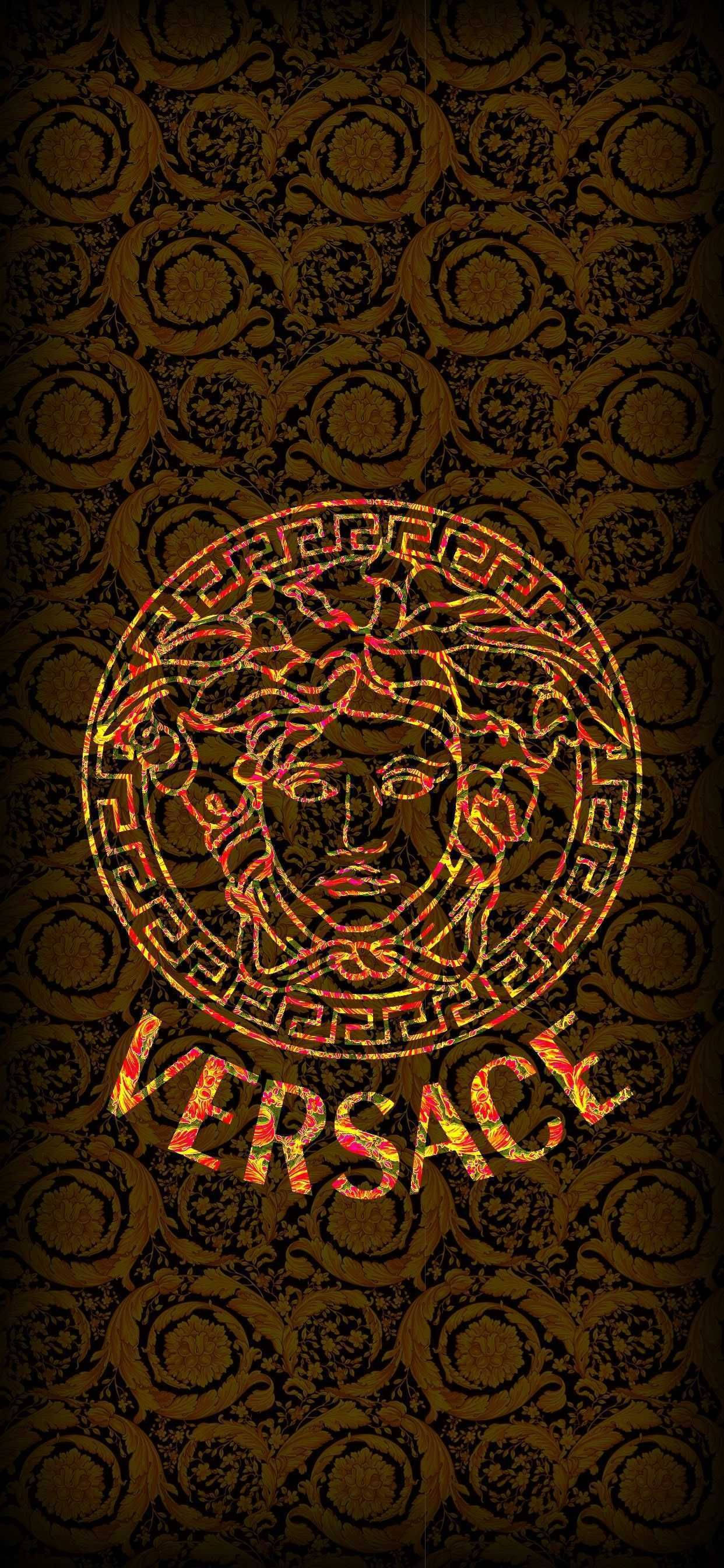 Logo Design 桌布 壁紙 — 一個發光的梅杜莎頭標誌，以火橙色和金色呈現，在深色華麗圖案背景上突出，下方有「VERSACE」字樣。