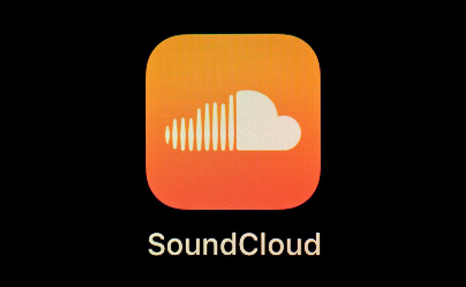 Soundcloud 桌布 壁紙 — 一個發光的橙色 SoundCloud 應用程式圖標，帶有白色雲朵和聲波設計，背景為黑色。