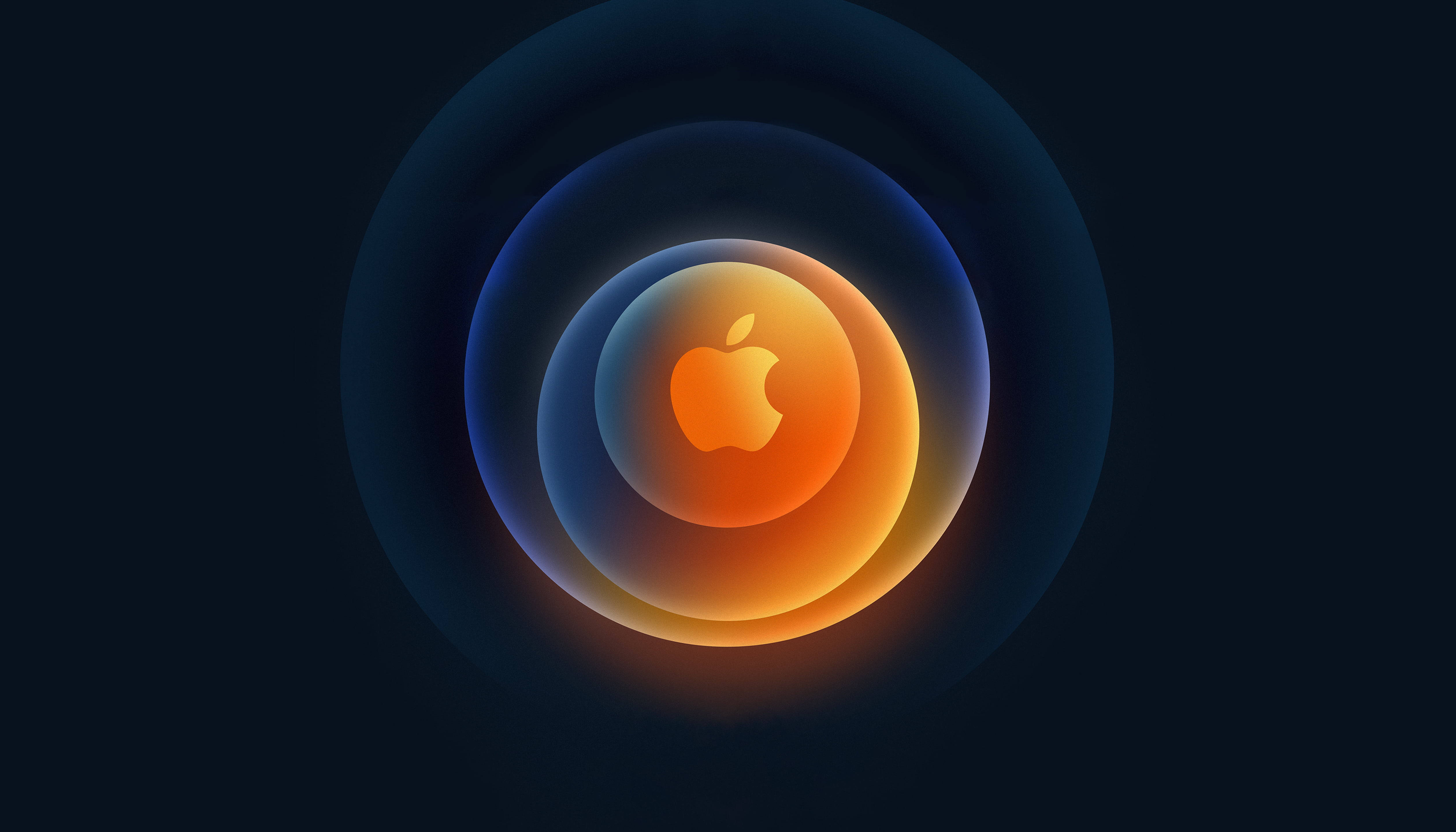 設計 桌布 壁紙 — 一個發光的橙色Apple標誌，位於深色背景上的同心藍色和橙色圓環中央。