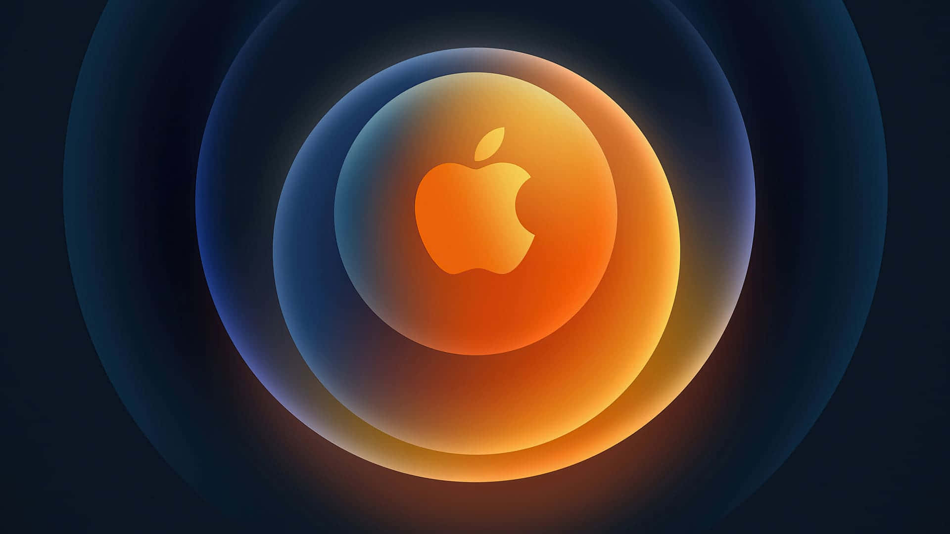蘋果標誌 桌布 壁紙 — 一個發光的橙色Apple標誌，位於深色背景上的同心藍色和橙色圓環內。