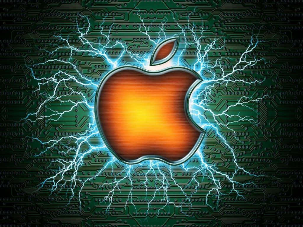 Mac 桌布 壁紙 — 一個發光的橙色Apple標誌在深綠色電路板背景上散發出電藍色閃電。