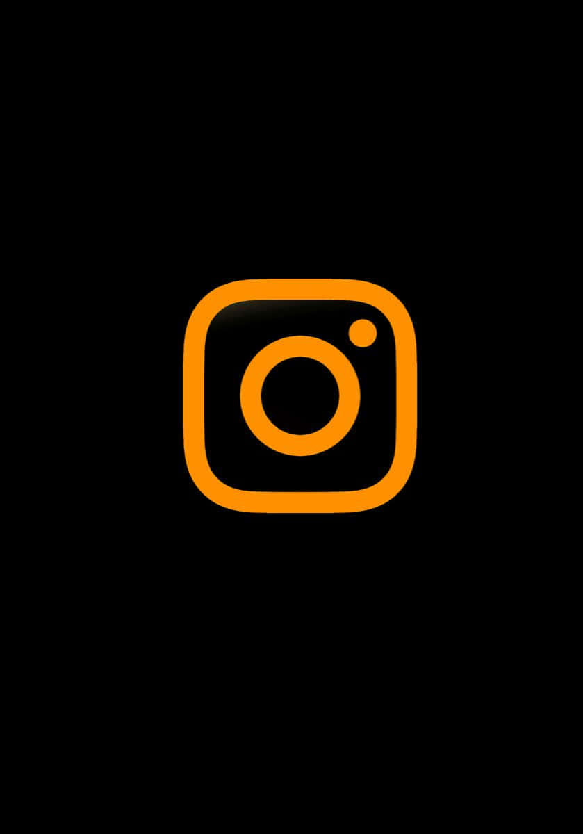 Instagram 桌布 壁紙 — 一個發光的橙色Instagram標誌，居中放置在純黑色背景上。