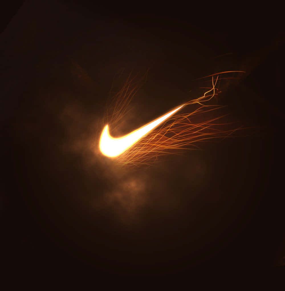 標誌 桌布 壁紙 — 一個發光的橙色Nike勾號，由熾熱的火花在黑暗煙霧背景中形成。