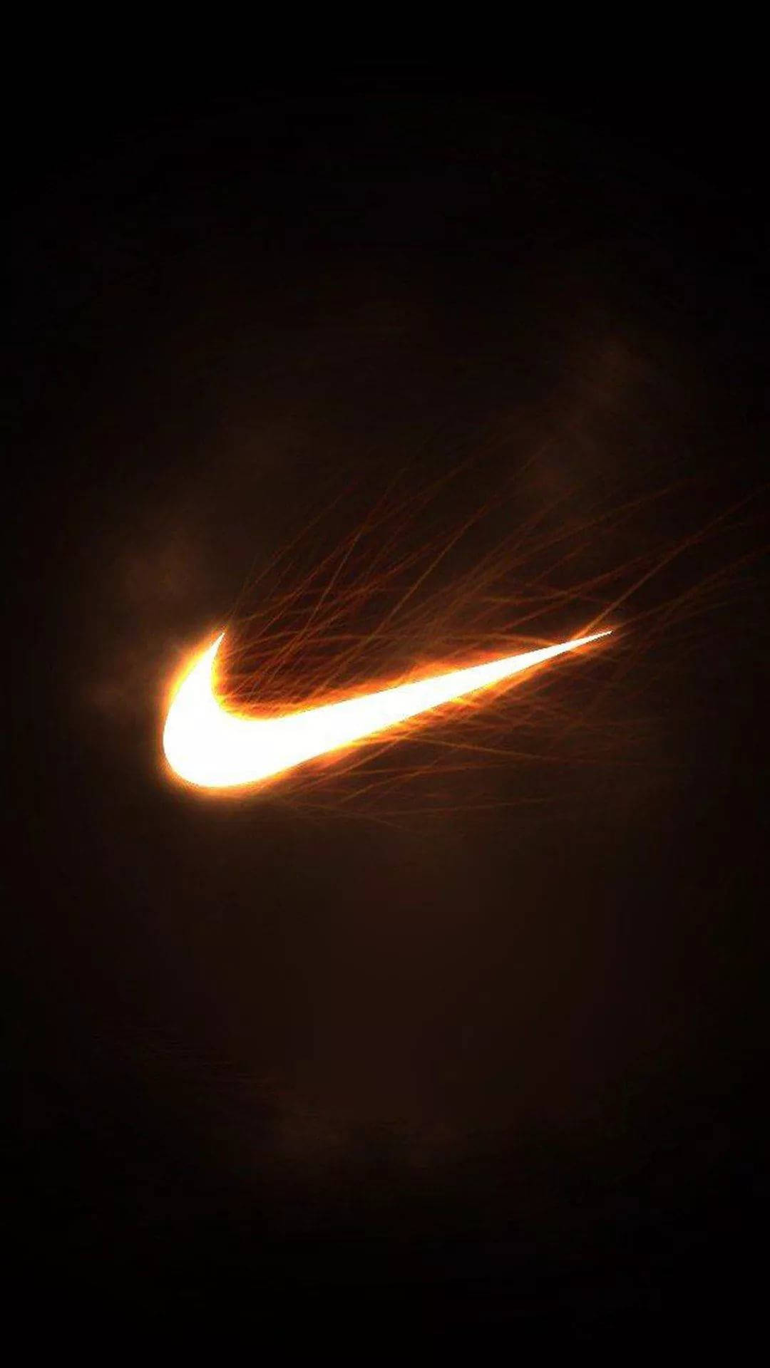 Nike iPhone 桌布 壁紙 — 一個發光的橙色Nike勾號像熾熱的彗星尾巴一樣劃過黑暗的背景。