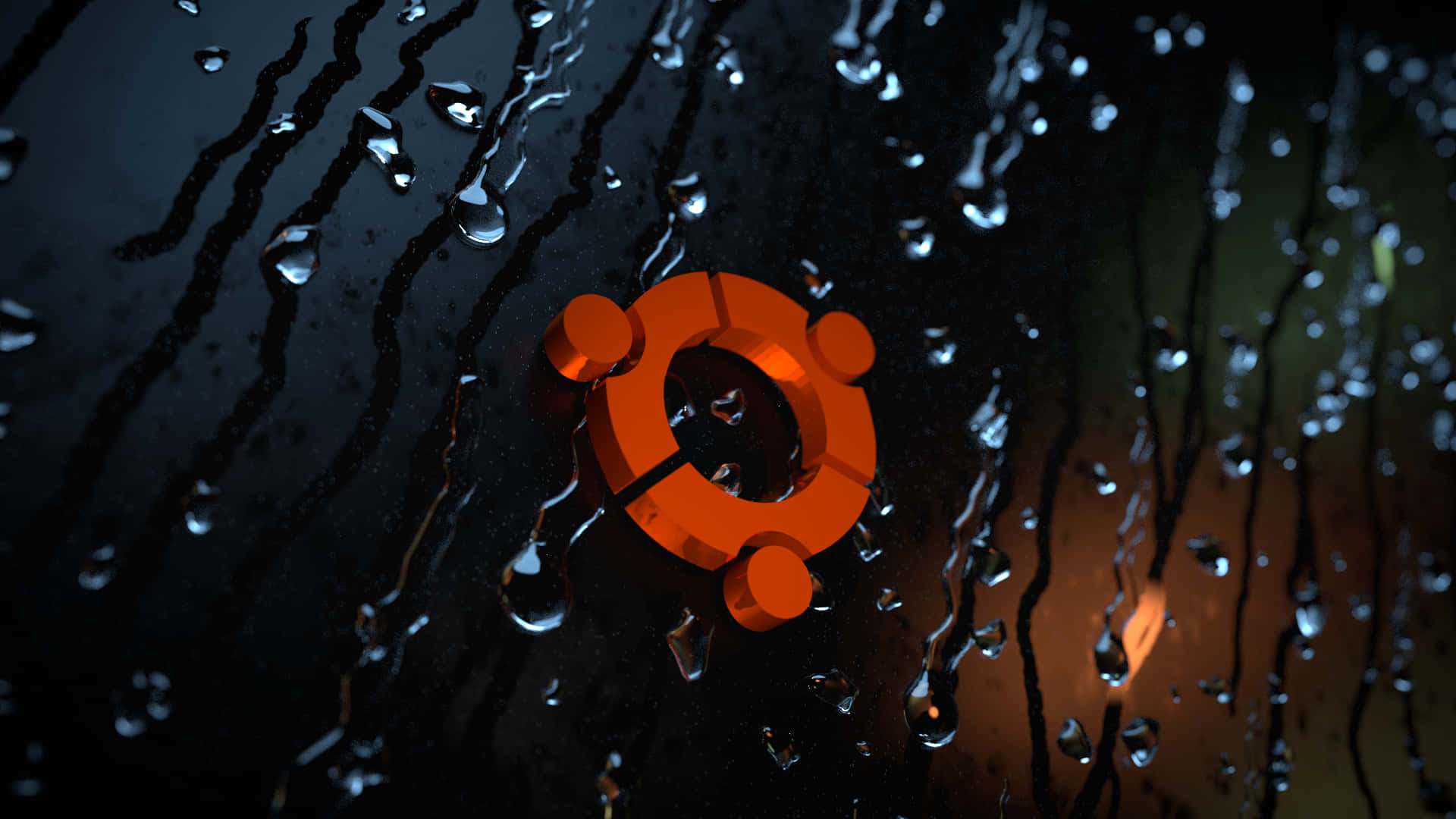 ubuntu 桌布 壁紙 — 一個發光的橙色Ubuntu標誌位於被雨水打濕的窗戶中央，水滴和條紋反射著溫暖的環境光。