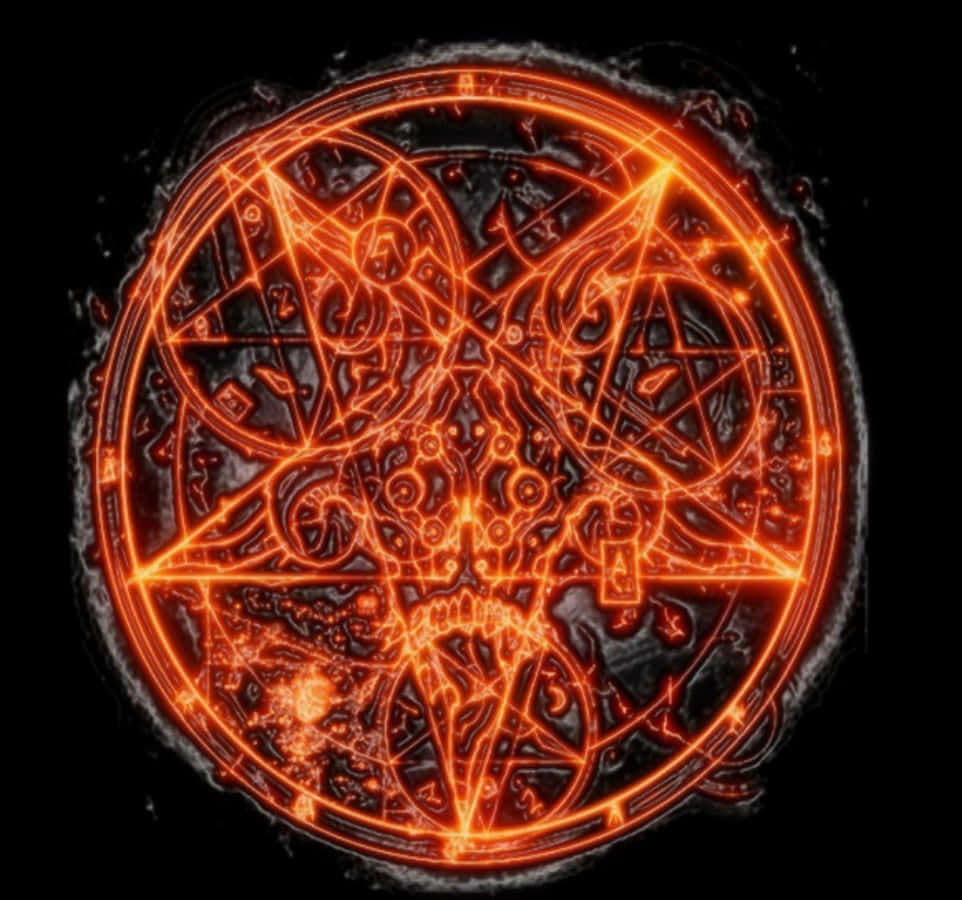 Doom 3 桌布 壁紙 — 一個發光的橙色五角星，帶有複雜的神秘符號，在黑暗、煙霧繚繞的背景中散發出熾熱的能量。