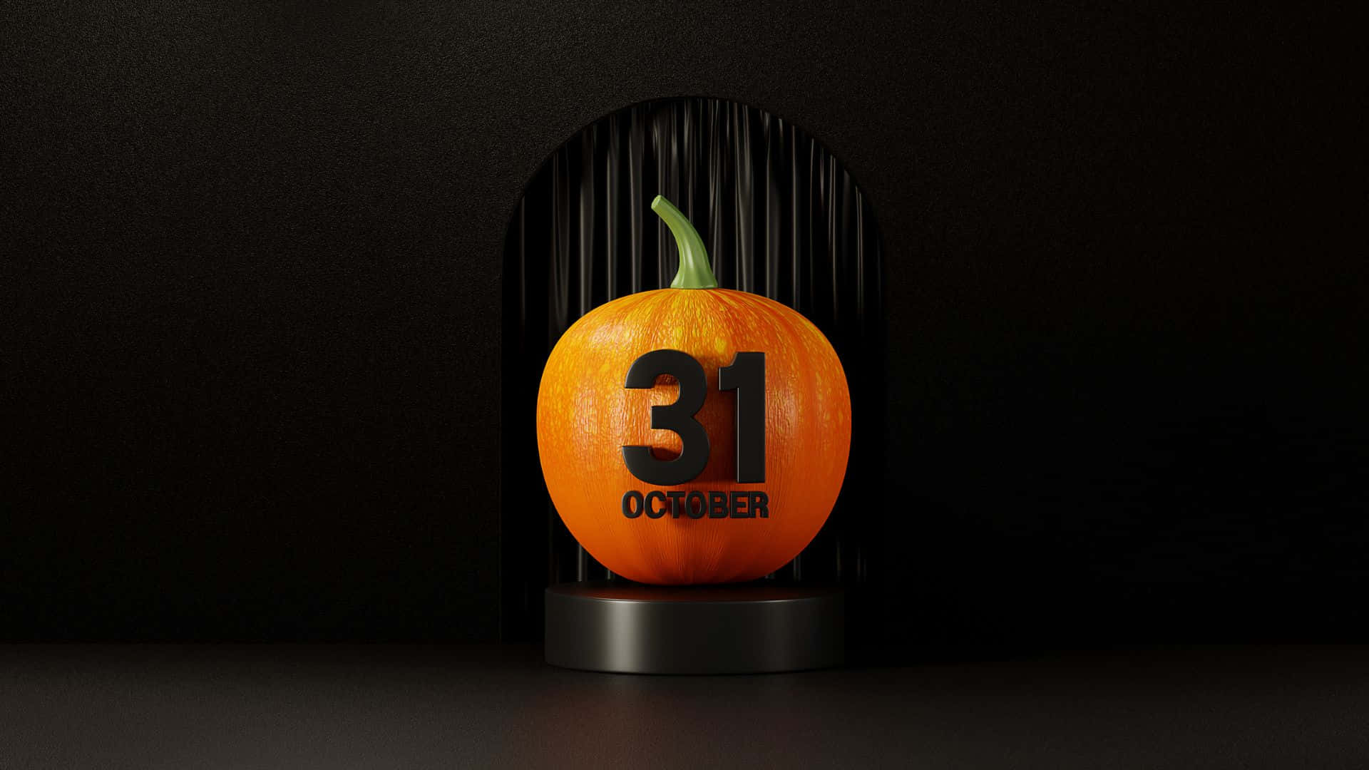 October 31st 桌布 壁紙 — 一個發光的橙色南瓜，上面有粗體黑色文字寫著 31 OCTOBER，放置在一個深色紋理背景前的基座上。