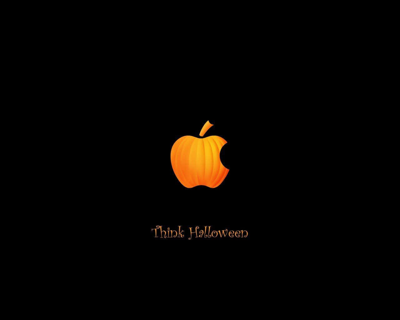 Orange Halloween 桌布 壁紙 — 一個發光的橙色南瓜，形狀像一個帶有咬痕的蘋果，居中放置在黑色背景上，下方有文字「Think Halloween」。
