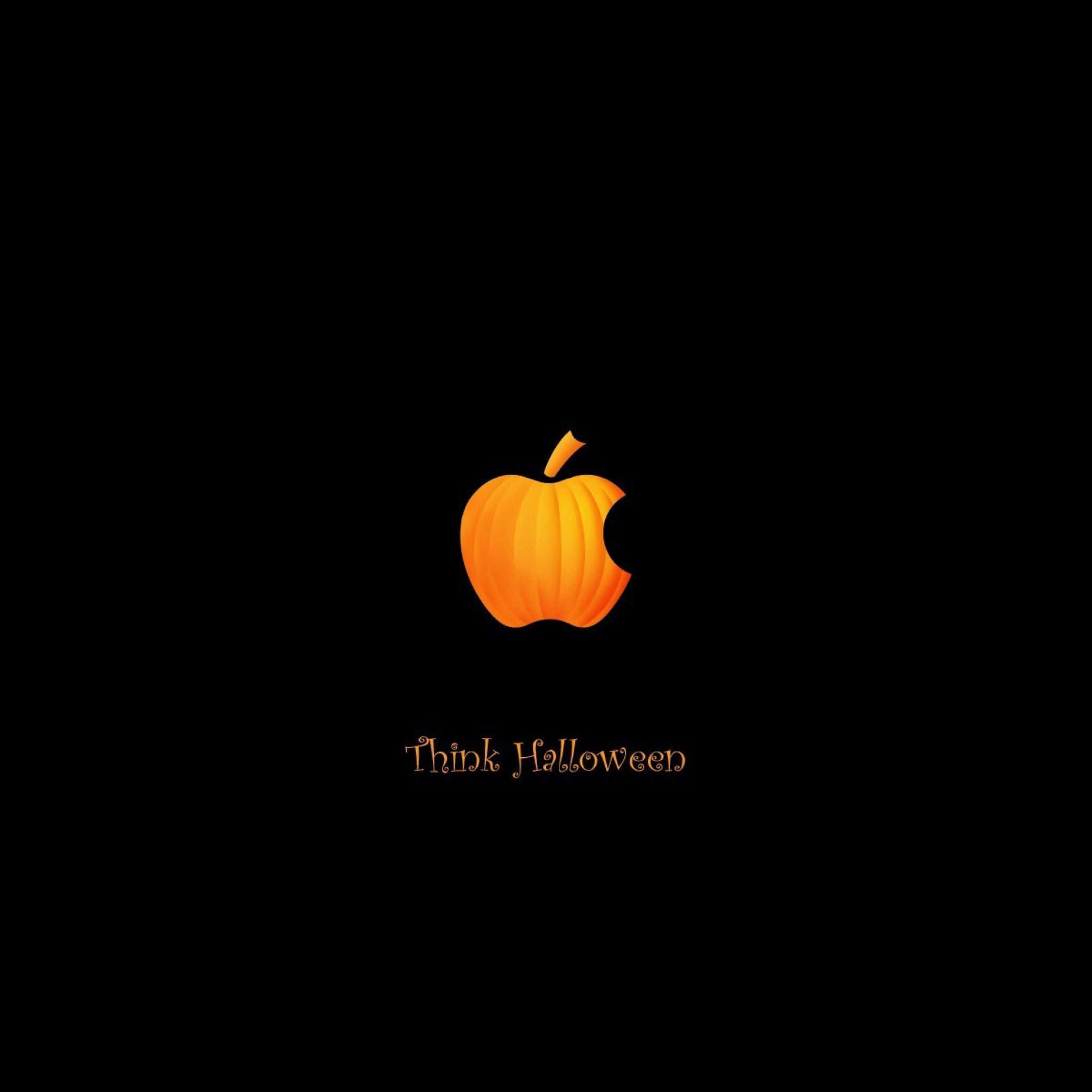 Aesthetic Halloween 桌布 壁紙 — 一個發光的橙色南瓜取代了Apple標誌，背景為黑色，下方有「Think Halloween」文字。