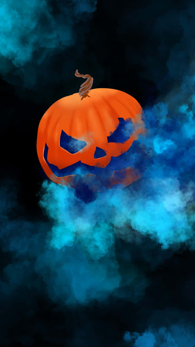 Cute Pumpkin iPhone 桌布 壁紙 — 一個發光的橙色南瓜燈，帶著兇險的笑容，在深色背景上漂浮於旋轉的藍色煙霧中。