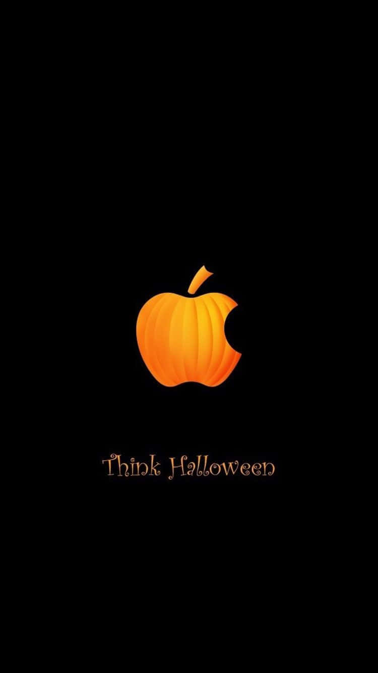萬聖節動圖 桌布 壁紙 — 一個發光的橙色南瓜雕刻成帶有咬痕的Apple標誌，背景為黑色，下方有文字。