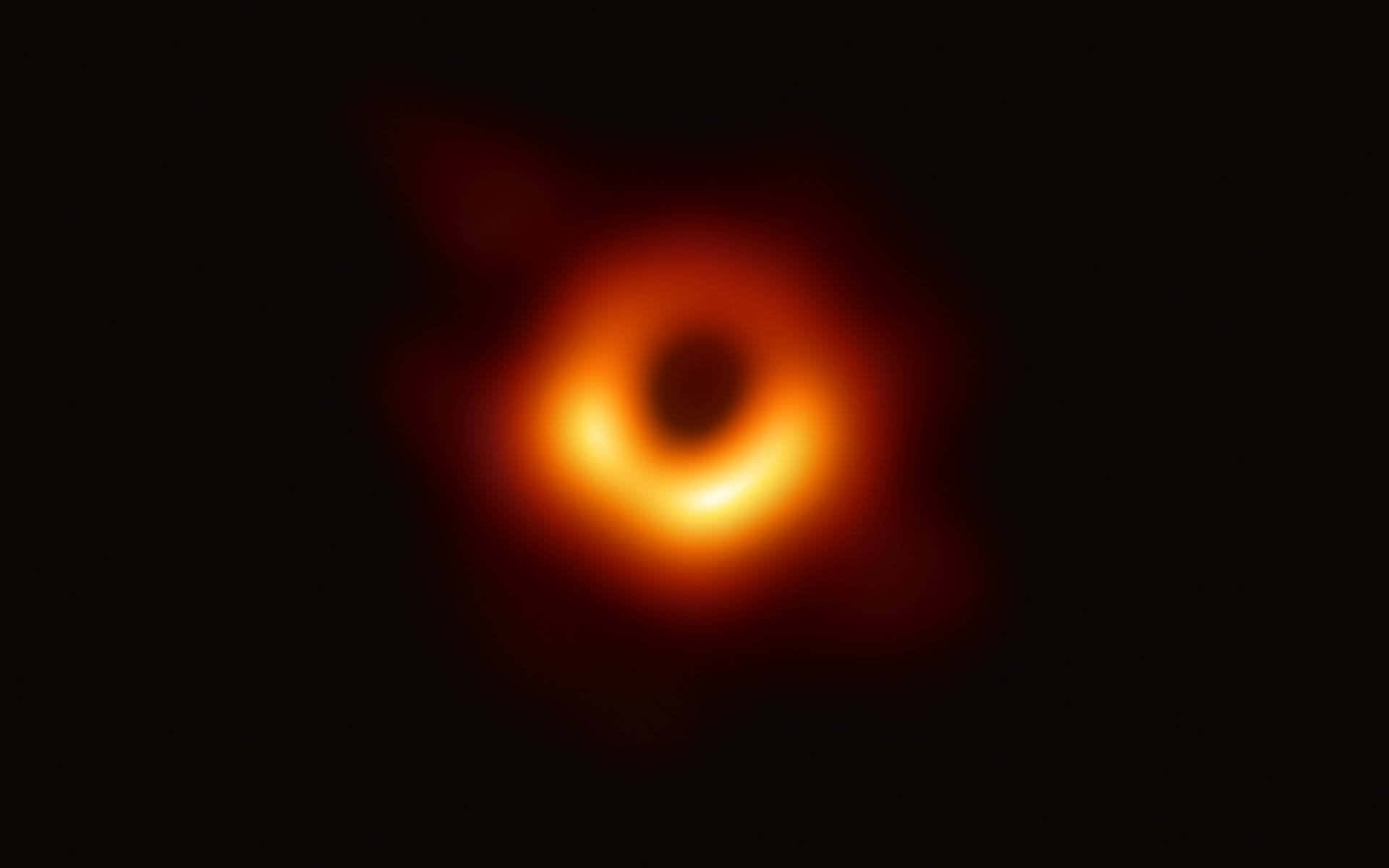 Black Hole Sun 桌布 壁紙 — 一個發光的橙色吸積盤在深邃的黑色宇宙虛空中圍繞著一個黑洞旋轉。