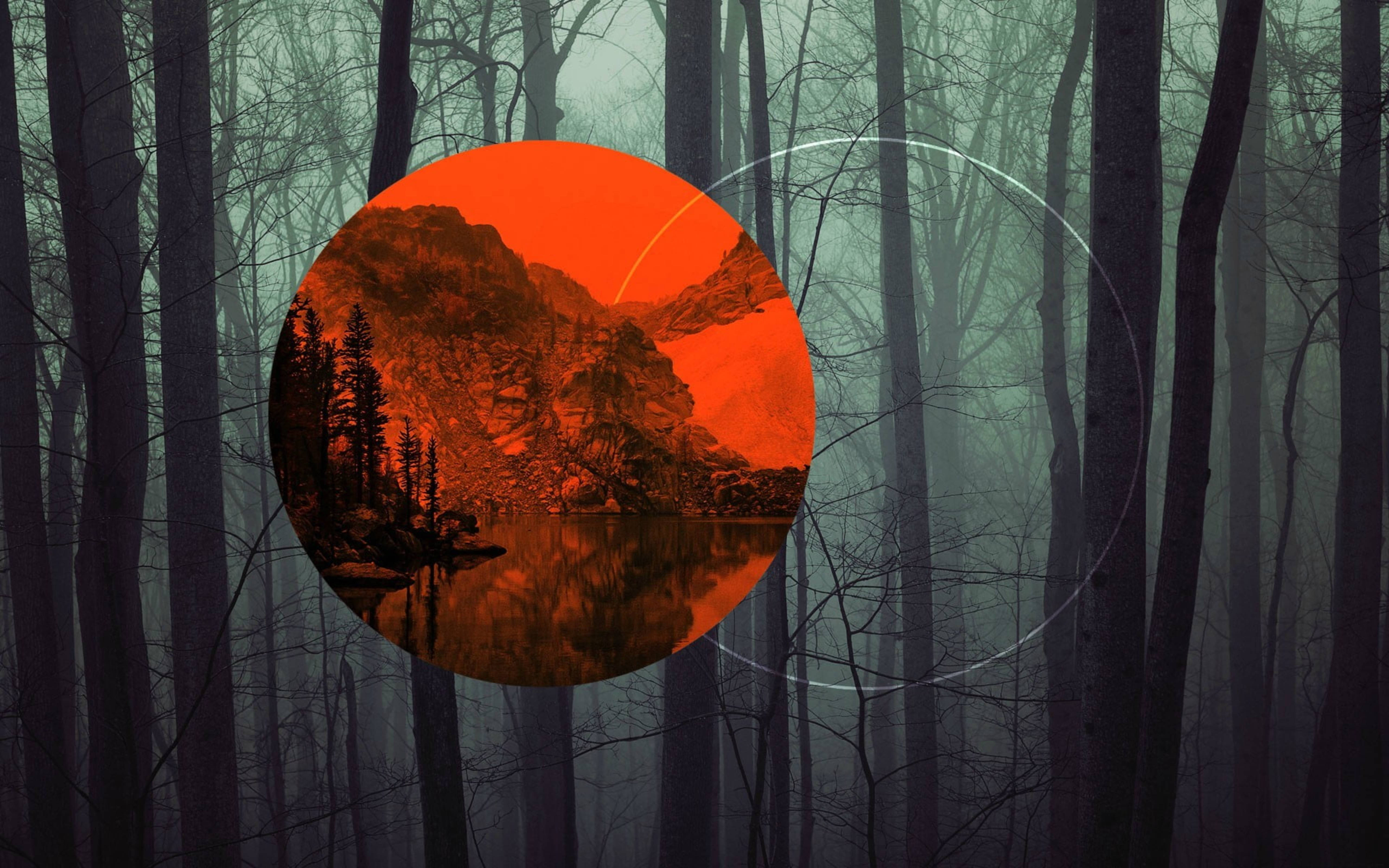 Polyscape 桌布 壁紙 — 一個發光的橙色圓形傳送門揭示了一個霧濛濛的灰色森林中的火熱山湖場景。