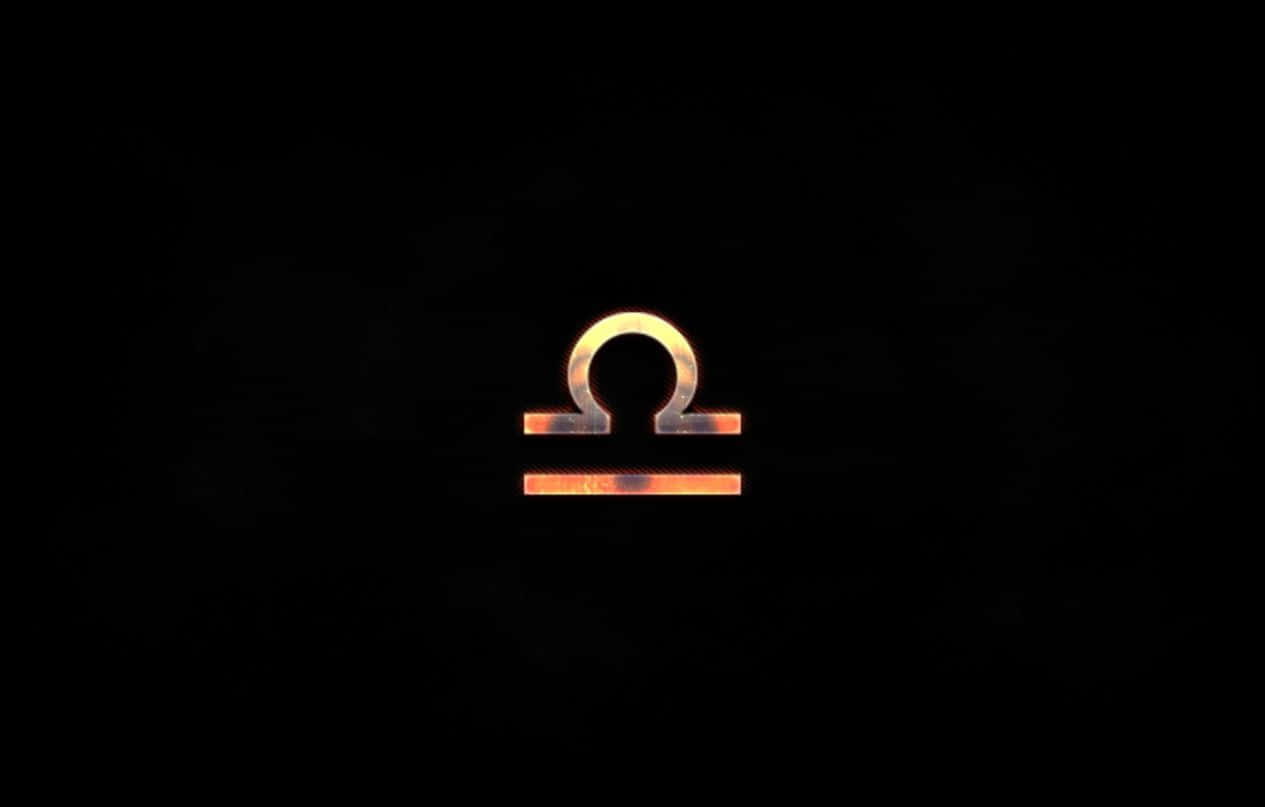 libra 桌布 壁紙 — 一個發光的橙色天秤座符號，居中放置在帶有細微紋理的黑色背景上。