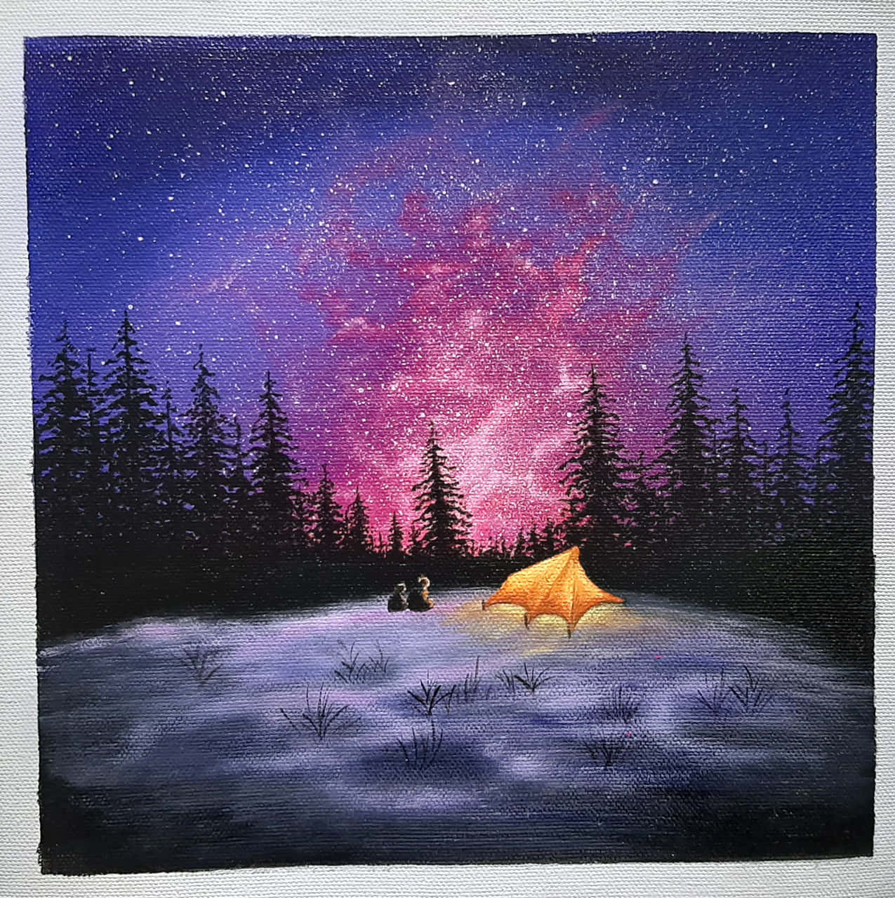 Beautiful Art 桌布 壁紙 — 一個發光的橙色帳篷和兩個人影坐在雪地上，背景是鮮豔的粉紅色和紫色星空，由深色松樹框住。