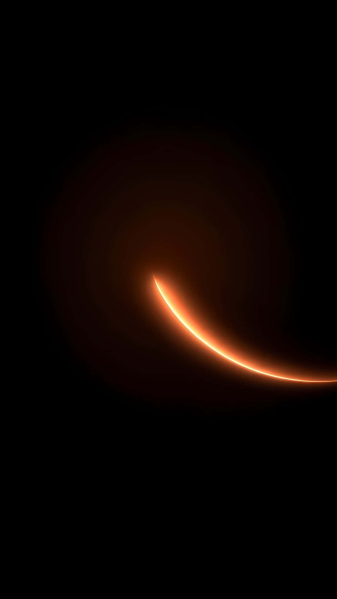 Abstract Orange Glowing Light Curve 壁紙 — 一個發光的橙色新月在深黑色背景上彎曲，帶有柔和的徑向光擴散。