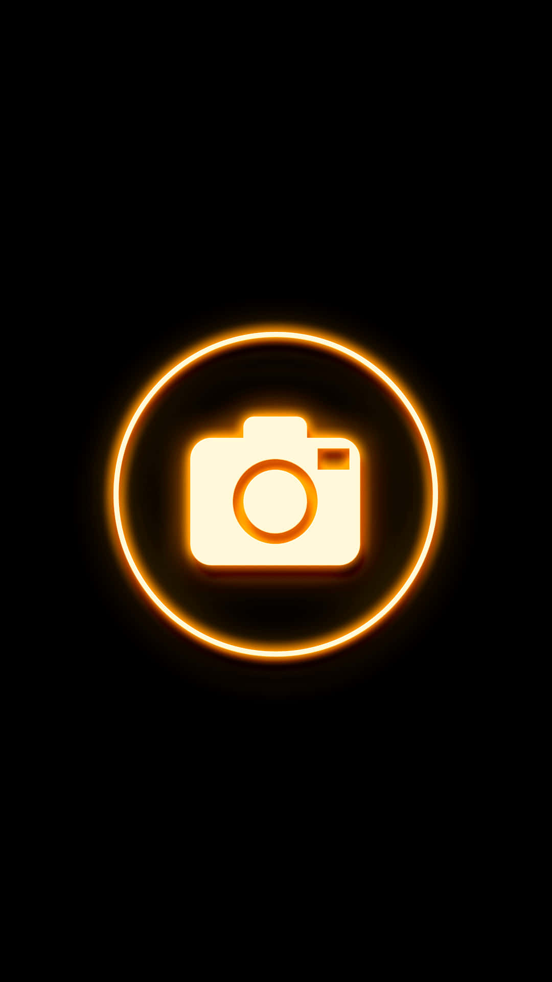 Instagram 桌布 壁紙 — 一個發光的橙色相機圖示帶有圓形光暈，在純黑色背景上溫暖地散發光芒。
