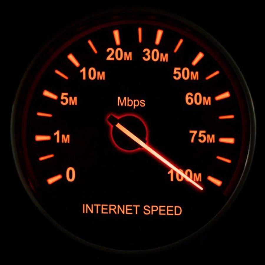 Internet 桌布 壁紙 — 一個發光的橙色網際網路速度計在黑色背景上顯示100mbps。