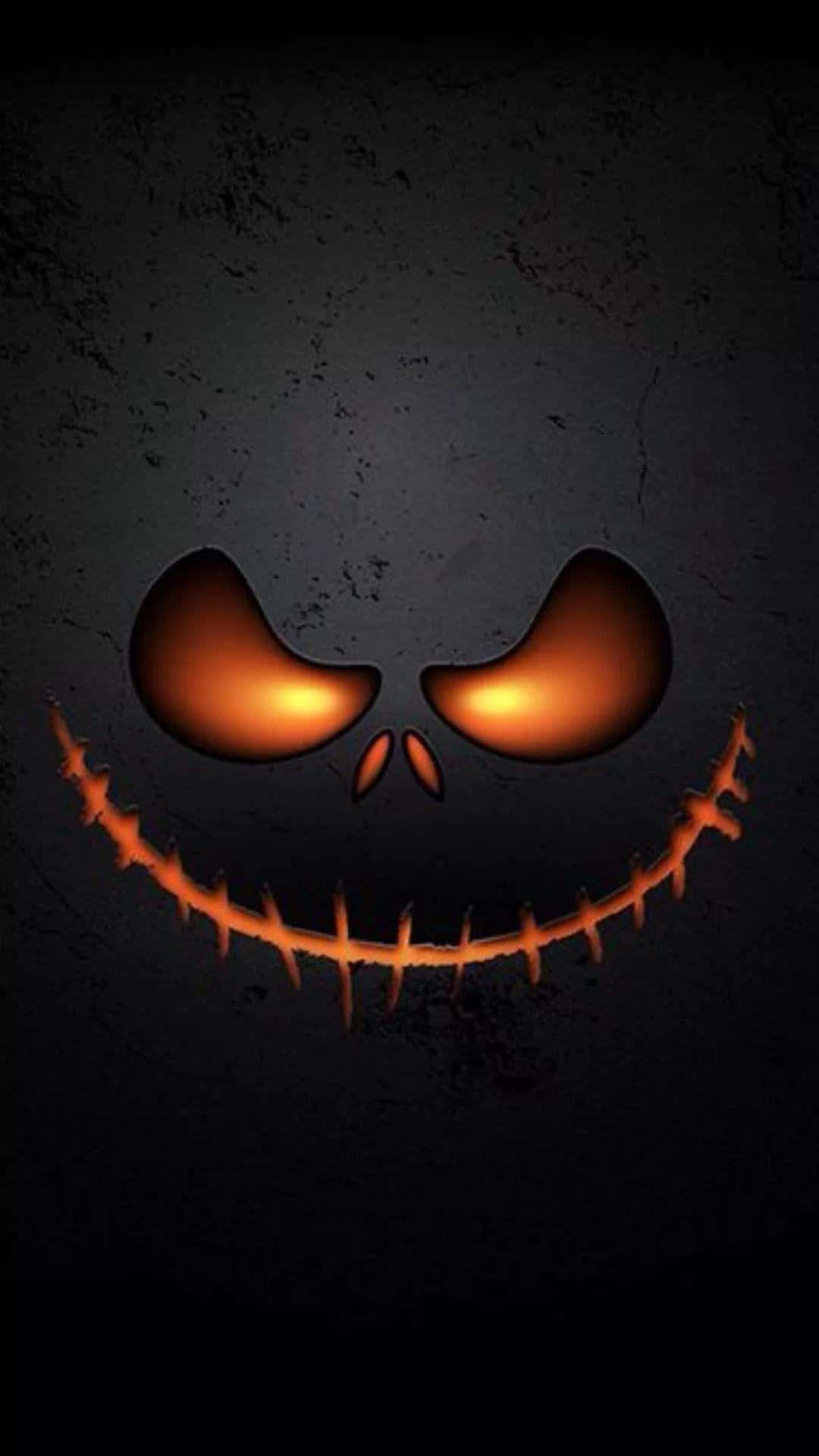 Nightmare Before Christmas Phone 桌布 壁紙 — 一個發光的橙色縫合微笑，眼睛狹窄，映襯在深色紋理牆壁上。