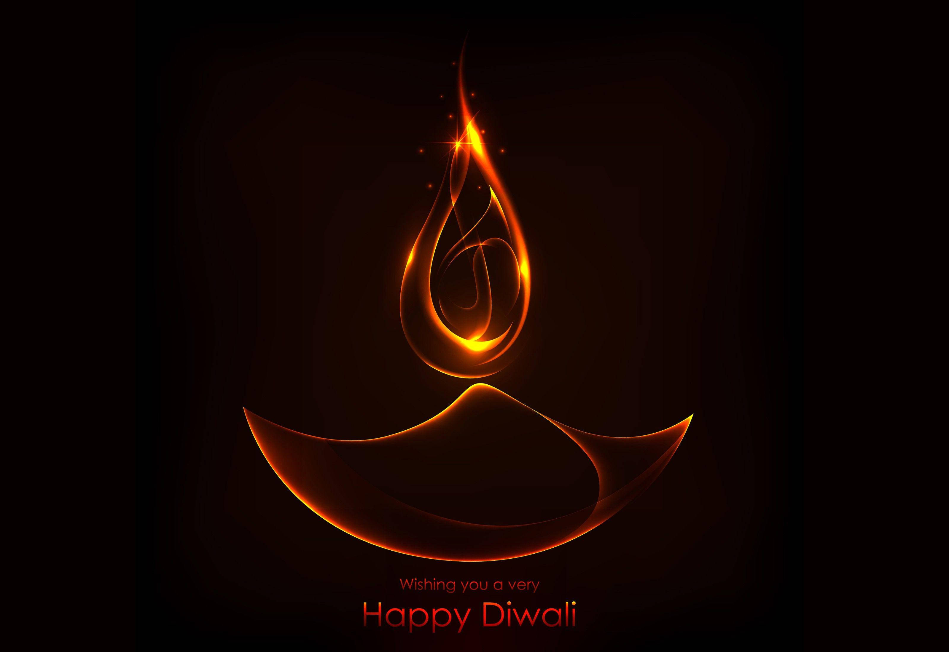 Happy Diwali 桌布 壁紙 — 一個發光的橙色迪亞燈，帶有旋轉的火焰，在黑暗的背景下散發出排燈節的節日溫暖。