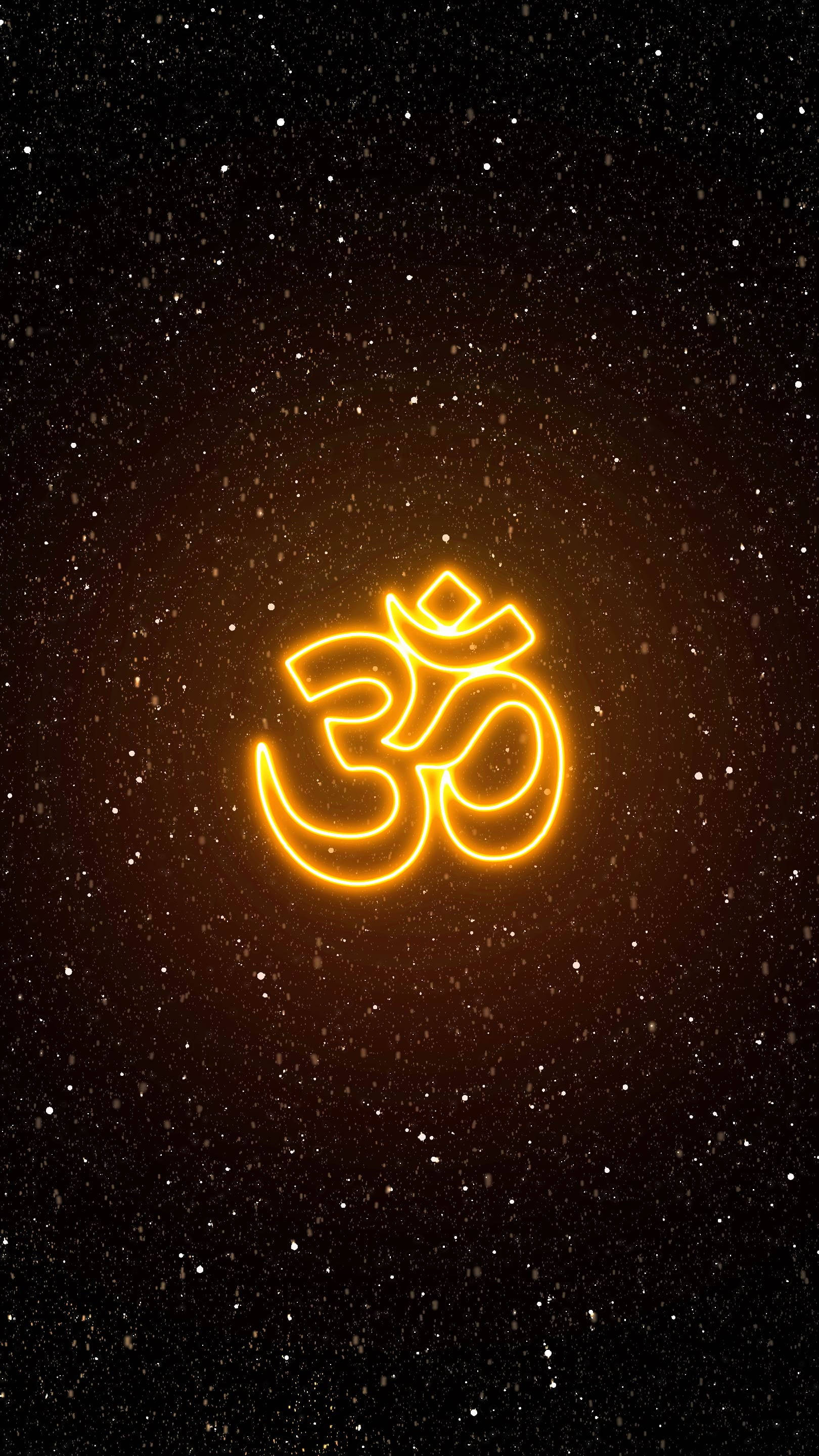 Om 桌布 壁紙 — 一個發光的橙色霓虹燈 Om 符號在繁星點點的宇宙夜空中閃耀。