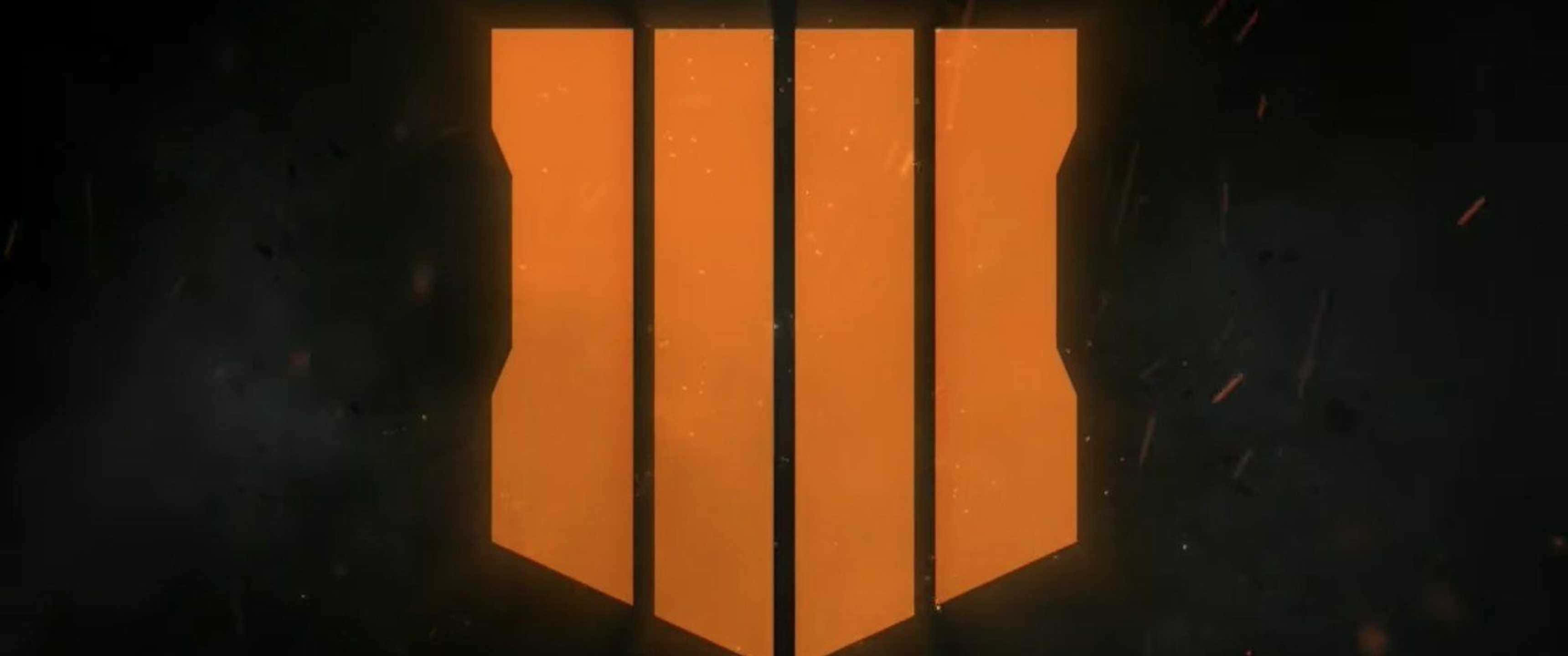 3440x1440p Call Of Duty Black Ops 4 桌布 壁紙 — 一個發光的橙色風格化標誌，帶有三條垂直條紋，在帶有浮動餘燼的黑暗煙霧背景中脫穎而出。