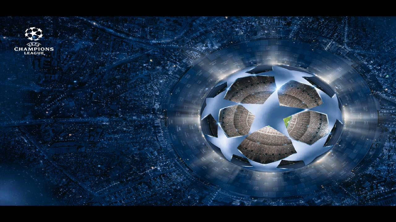 Uefa 桌布 壁紙 — 一個發光的歐冠獎盃在夜間漂浮在廣闊的城市景觀之上，帶有藍色燈光和星爆效果。