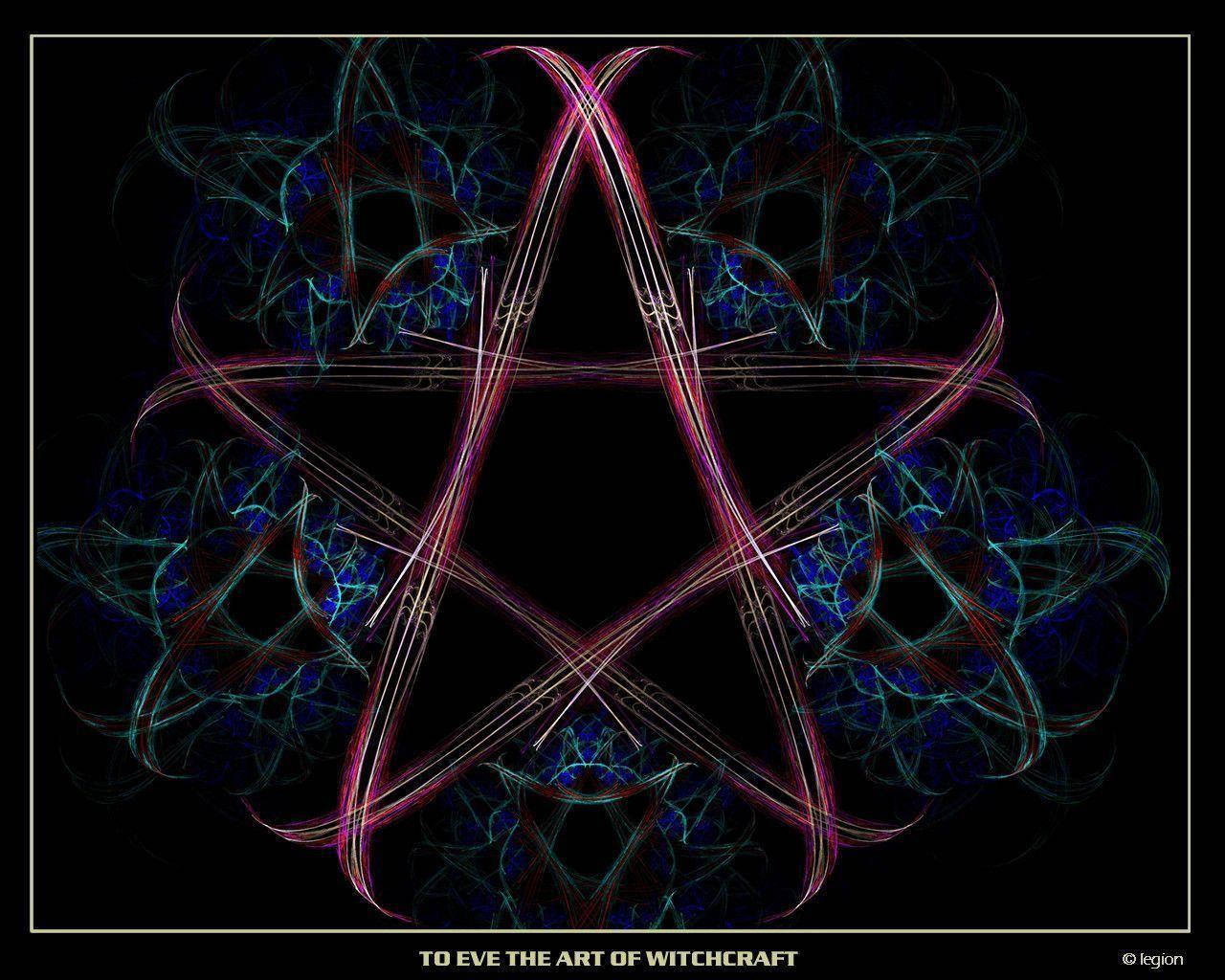 witchcraft 桌布 壁紙 — 一個發光的洋紅色五角星帶有複雜的藍色碎形圖案，在黑色背景上散發光芒。