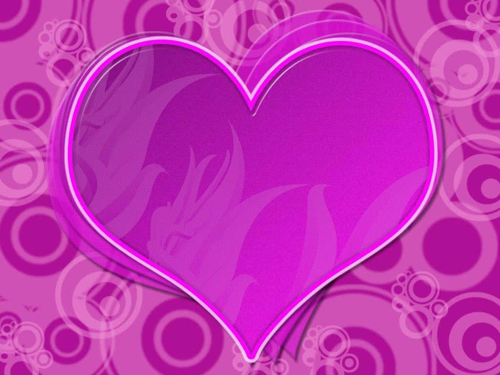 Cute Love Heart 桌布 壁紙 — 一個發光的洋紅色心形帶有微妙的火焰圖案，漂浮在旋轉的紫色圓形背景上。