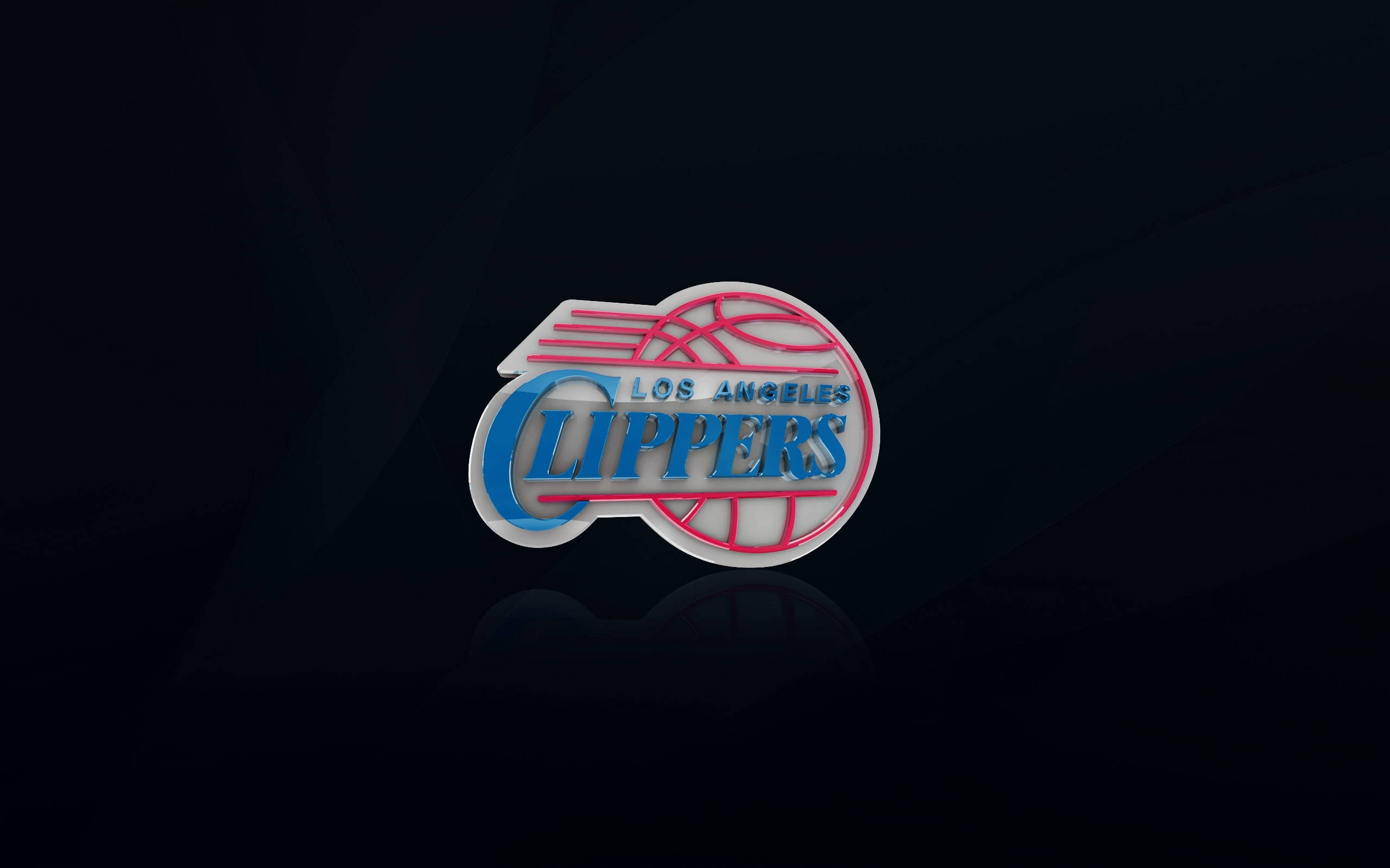Clippers 桌布 壁紙 — 一個發光的洛杉磯快艇隊標誌別針漂浮在帶有柔和照明的深色反光表面上。