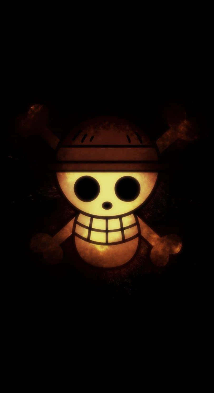 One Piece Logo 桌布 壁紙 — 一個發光的海盜骷髏頭，戴著草帽和交叉骨頭，在黑暗背景中散發出溫暖的光芒。
