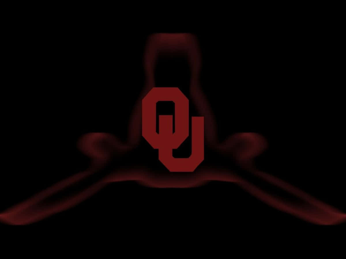Oklahoma 桌布 壁紙 — 一個發光的深紅色 OU 標誌從旋轉的黑煙中浮現，背景為黑色。