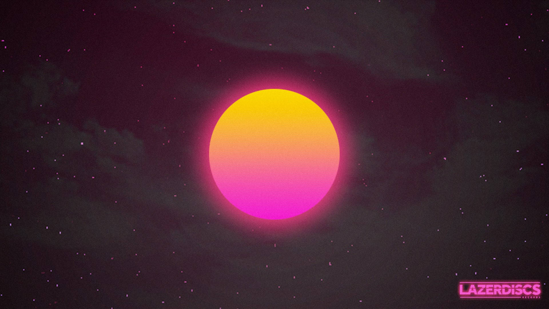 合成波 桌布 壁紙 — 一個發光的漸變太陽，黃色和粉紅色，在佈滿星星的深紫色天空和柔軟的雲朵中散發光芒。