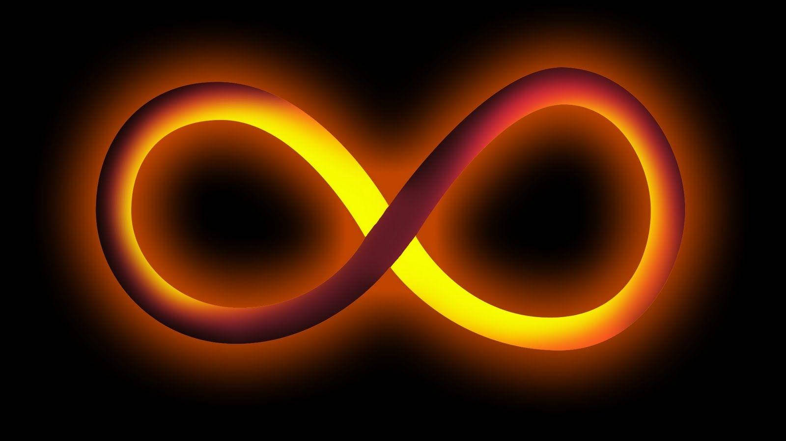 Infinity Symbol 桌布 壁紙 — 一個發光的無限符號在深黑色背景上散發出溫暖的橙色和黃色光芒。