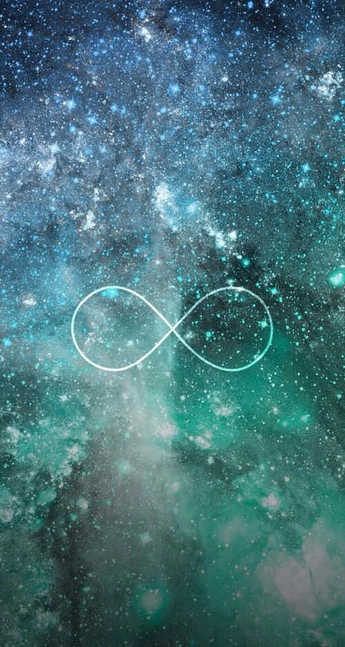 Hipster Galaxy Tumblr 桌布 壁紙 — 一個發光的無限符號漂浮在充滿閃爍星星的旋轉藍綠色和藍色宇宙星雲中。