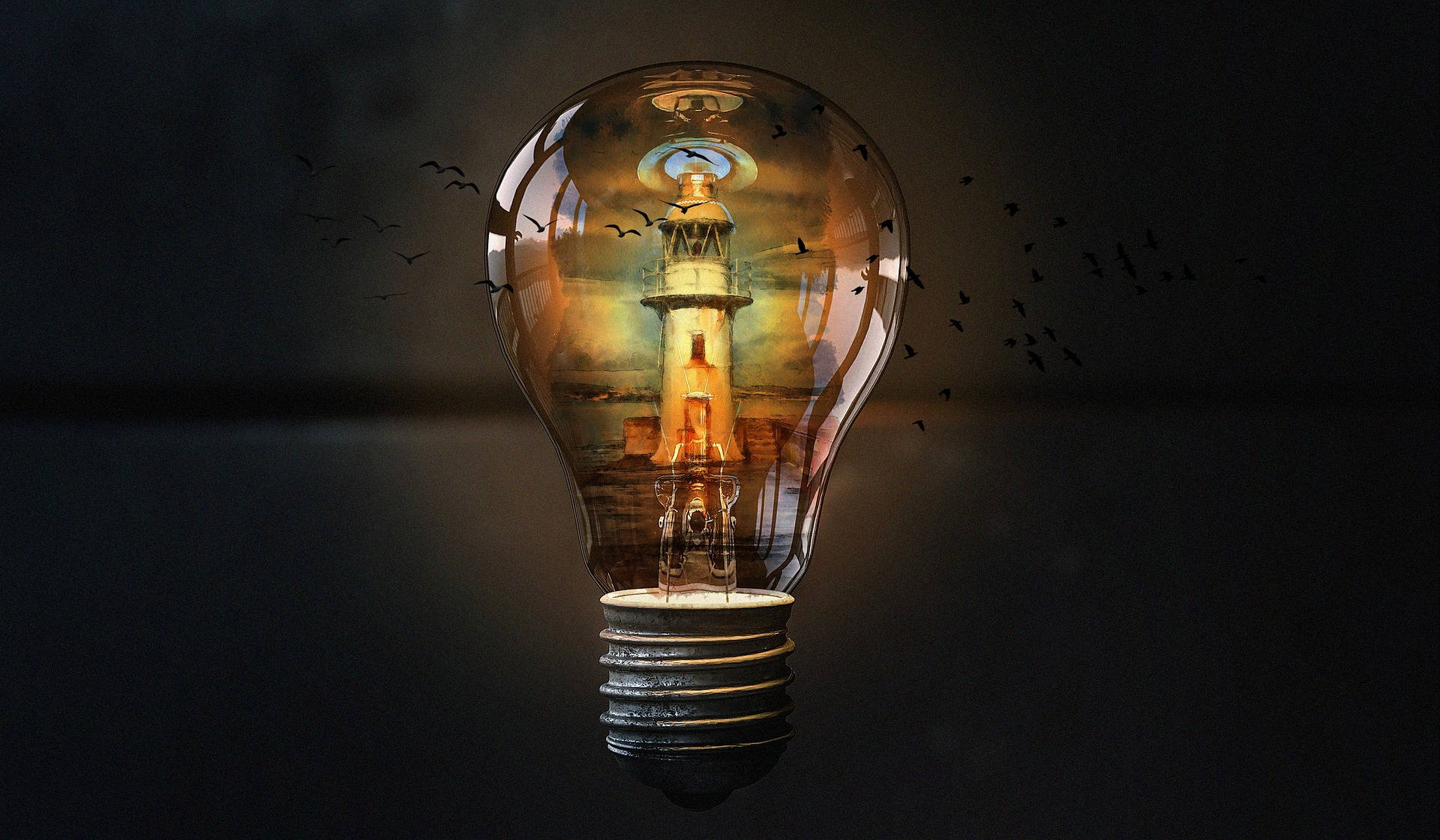 Lighthouse 桌布 壁紙 — 一個發光的燈泡包含一個燈塔場景，有鳥在黑暗背景中飛翔。
