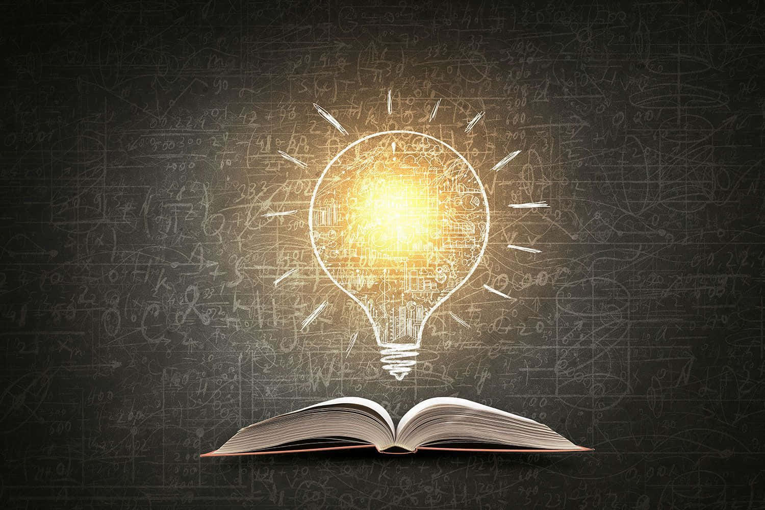 Educated 桌布 壁紙 — 一個發光的燈泡草圖在一個充滿方程式的黑板上的打開書本上方散發光芒。