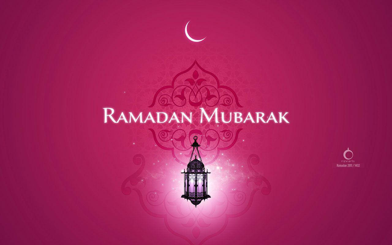 Ramadan 桌布 壁紙 — 一個發光的燈籠懸掛在華麗的伊斯蘭圖案下方，背景為深粉紅色，帶有新月和「Ramadan Mubarak」文字。