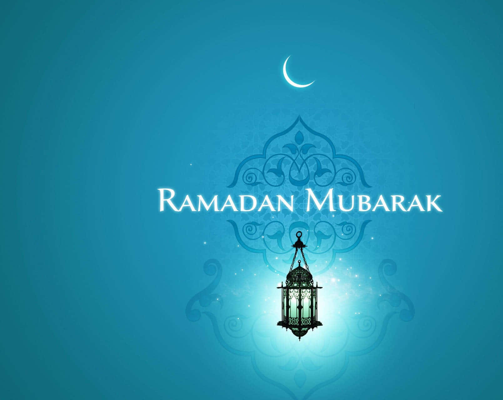 Ramadan 桌布 壁紙 — 一個發光的燈籠懸掛在華麗的伊斯蘭圖案和新月下方，背景是寧靜的藍色漸變。