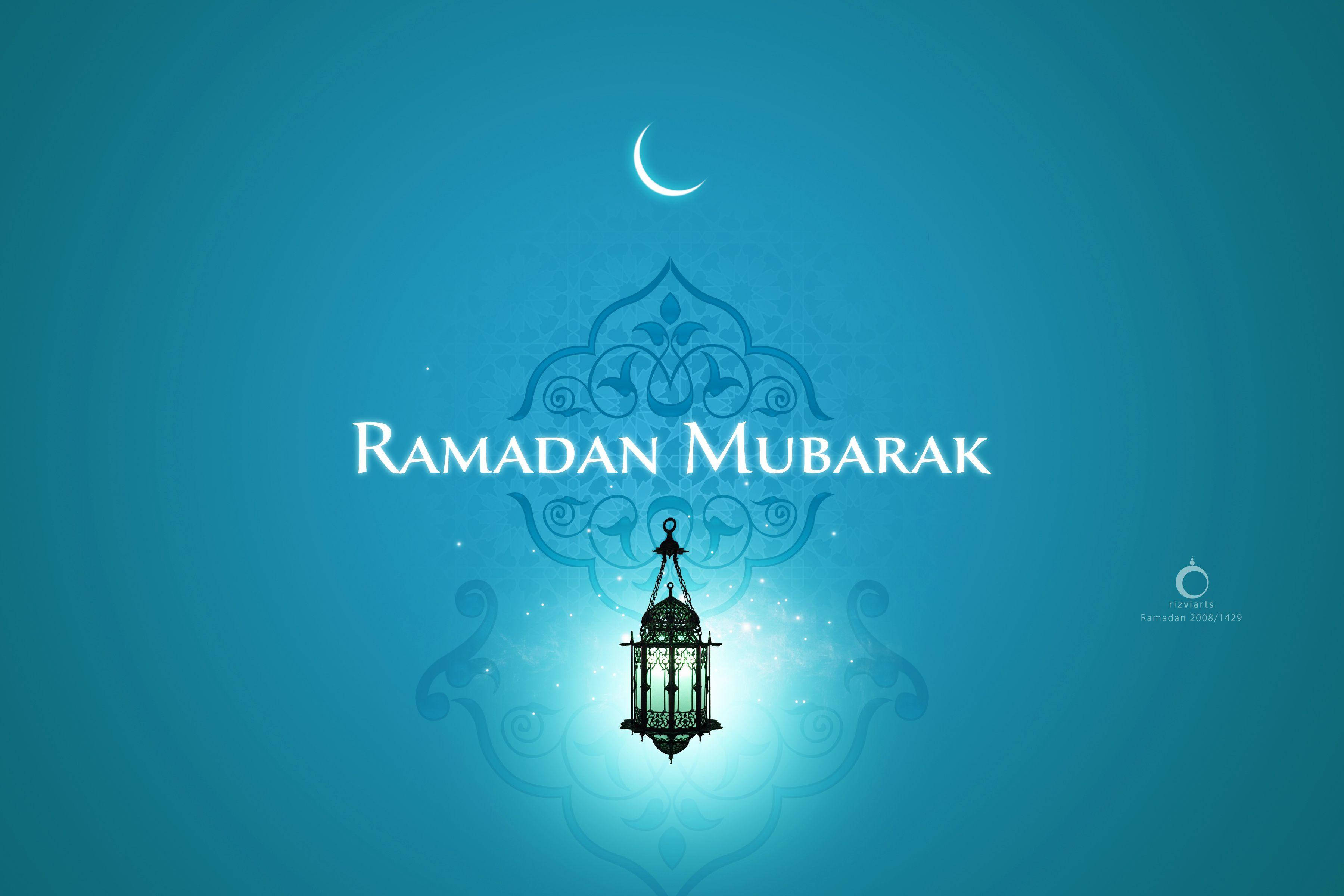Ramadan 桌布 壁紙 — 一個發光的燈籠懸掛在華麗的伊斯蘭圖案和彎月之下，背景是寧靜的藍色漸層。