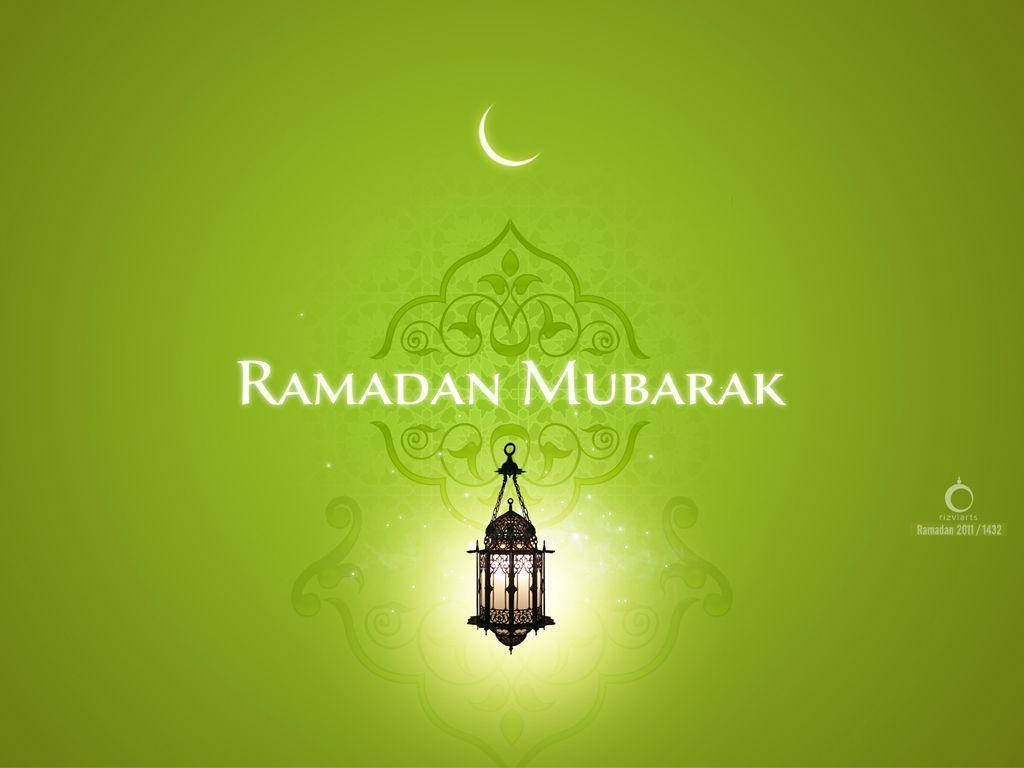 Ramadan 桌布 壁紙 — 一個發光的燈籠懸掛在華麗的綠色伊斯蘭圖案和新月下方，背景是充滿活力的綠色，並帶有「Ramadan Mubarak」文字。